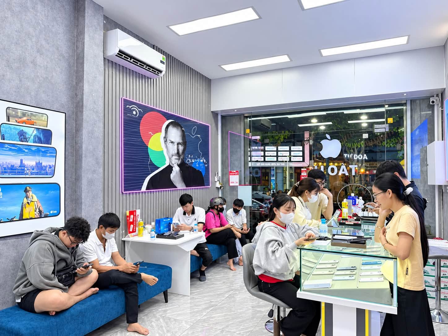 Khách hàng ngồi tại quầy tư vấn, hình ảnh minh họa cách chọn cửa hàng điện thoại uy tín tại Biên Hòa