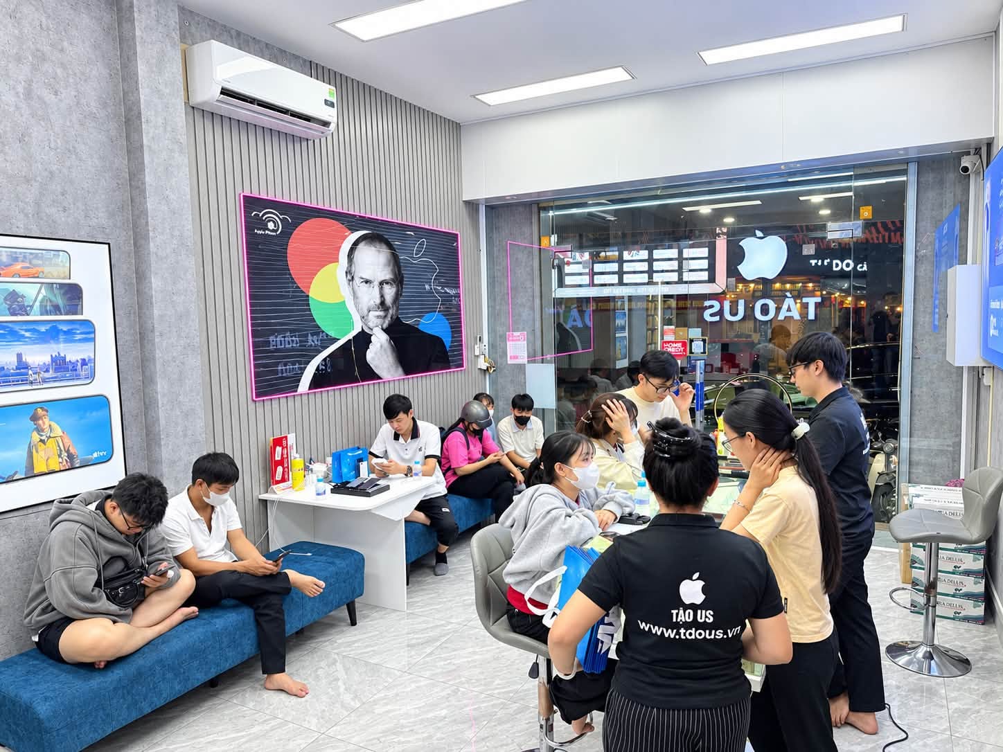 Nhân viên tư vấn trả lời câu hỏi về đánh kính ép kính, một bước trong cách chọn cửa hàng điện thoại uy tín tại Biên Hòa