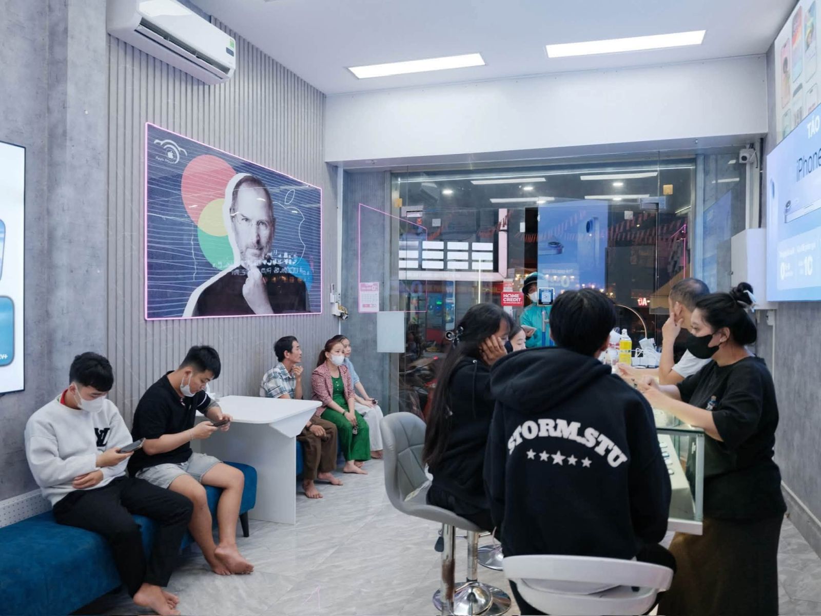 Khách đông tại cửa hàng Táo US, một lựa chọn theo cách chọn cửa hàng điện thoại uy tín tại Biên Hòa