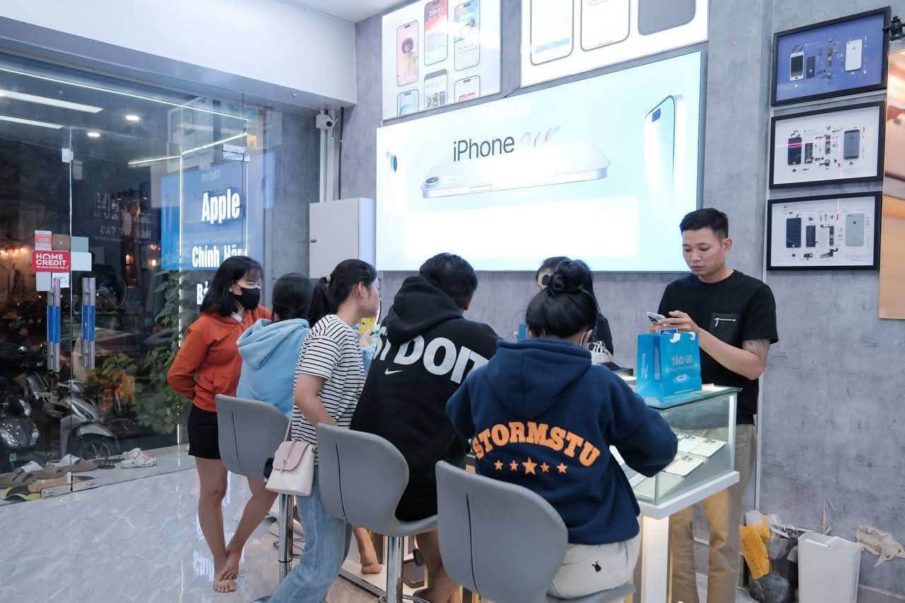 Khách xem máy tại quầy, minh họa cách hỏi về iPhone đánh kính ép kính