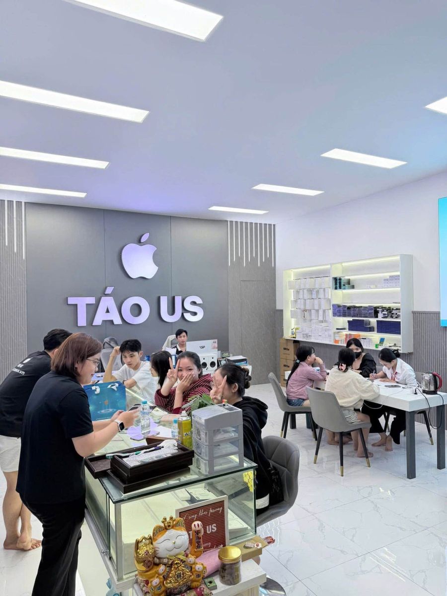 Nhân viên tư vấn khách về iPhone đánh kính ép kính tại cửa hàng