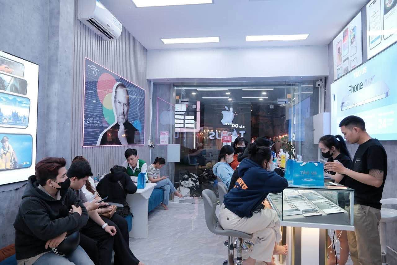 Kiểm tra màn hình iPhone tại quầy để phát hiện iPhone đánh kính ép kính