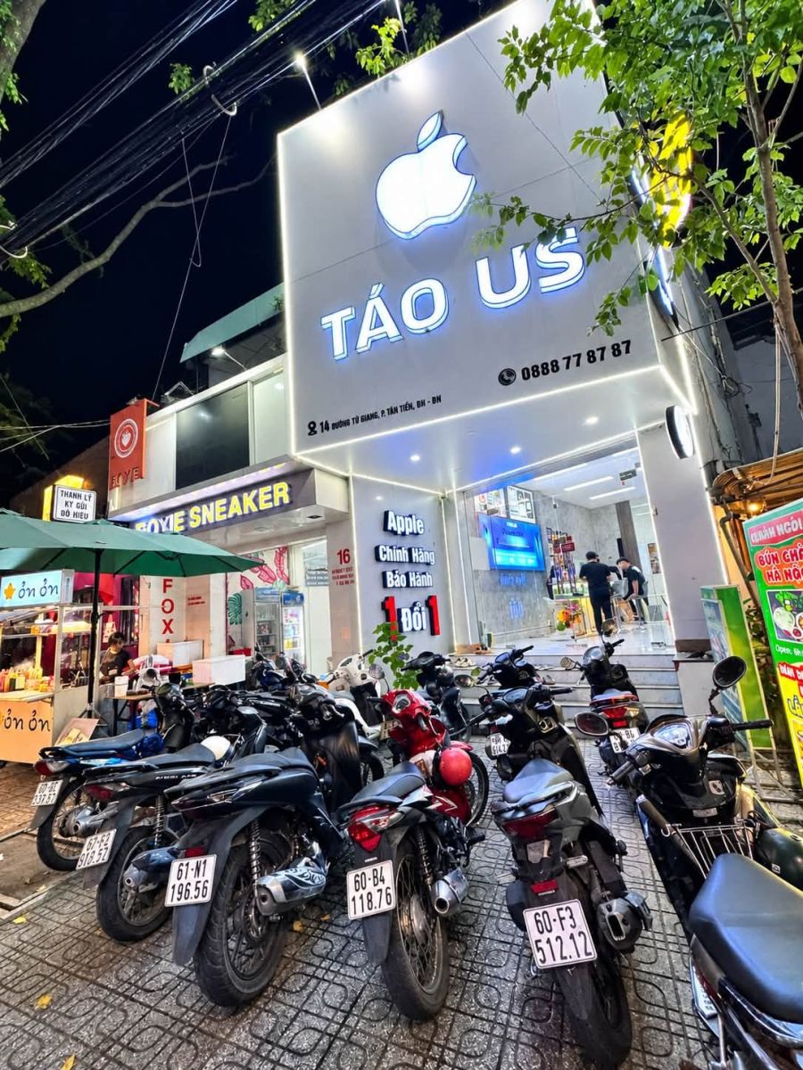 Mặt tiền cửa hàng Táo US buổi tối, một ví dụ về cách chọn cửa hàng điện thoại uy tín tại Biên Hòa