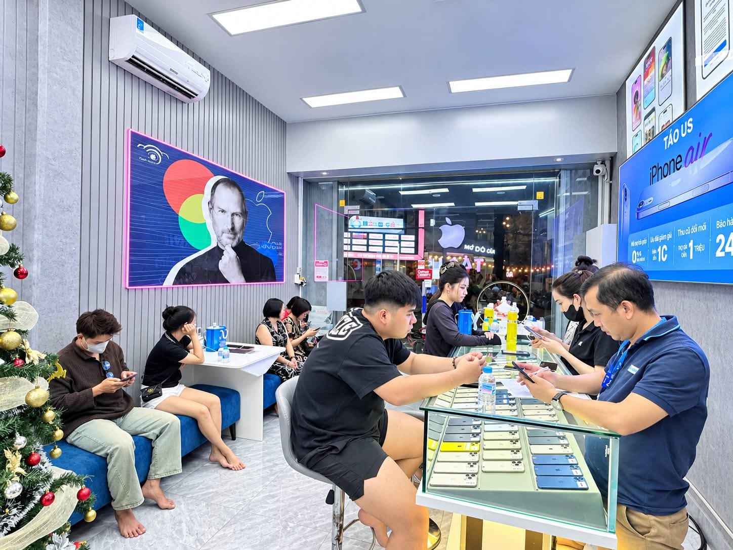 Khách và nhân viên cùng kiểm tra máy trước khi nhận, tránh iPhone đánh kính ép kính