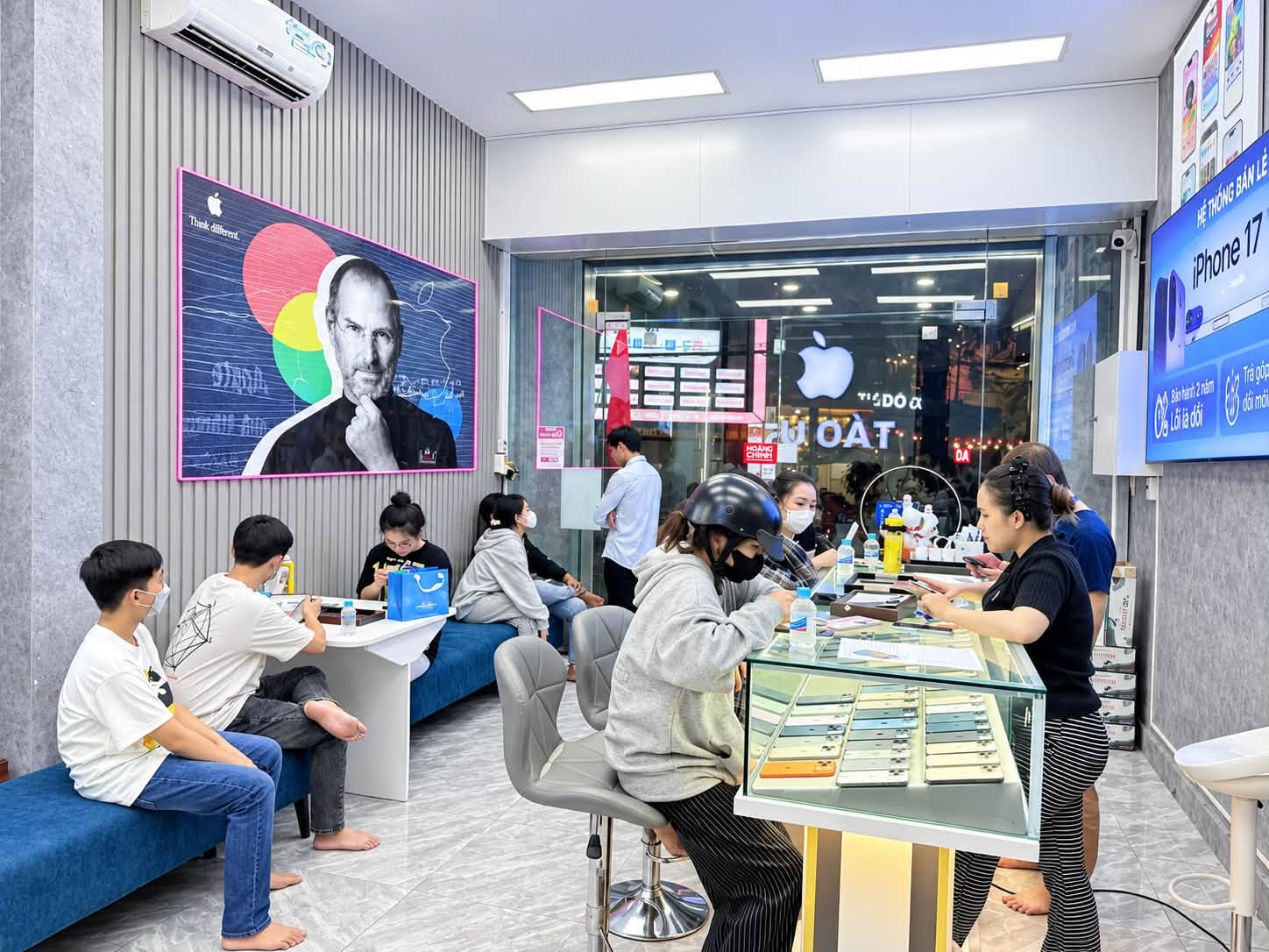 Khách đông tại quầy Táo US, nơi có thể hỏi rõ về iPhone đánh kính ép kính