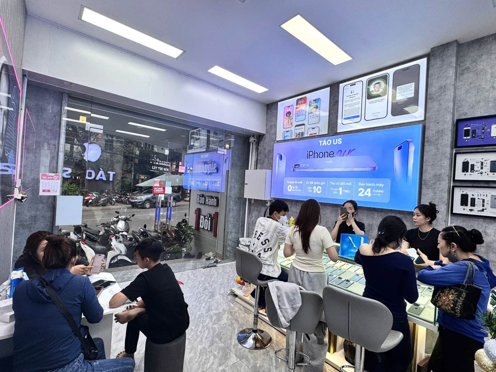 Khách đông tại chi nhánh Táo US, hệ thống điện thoại chính hãng Biên Hòa Đồng Nai
