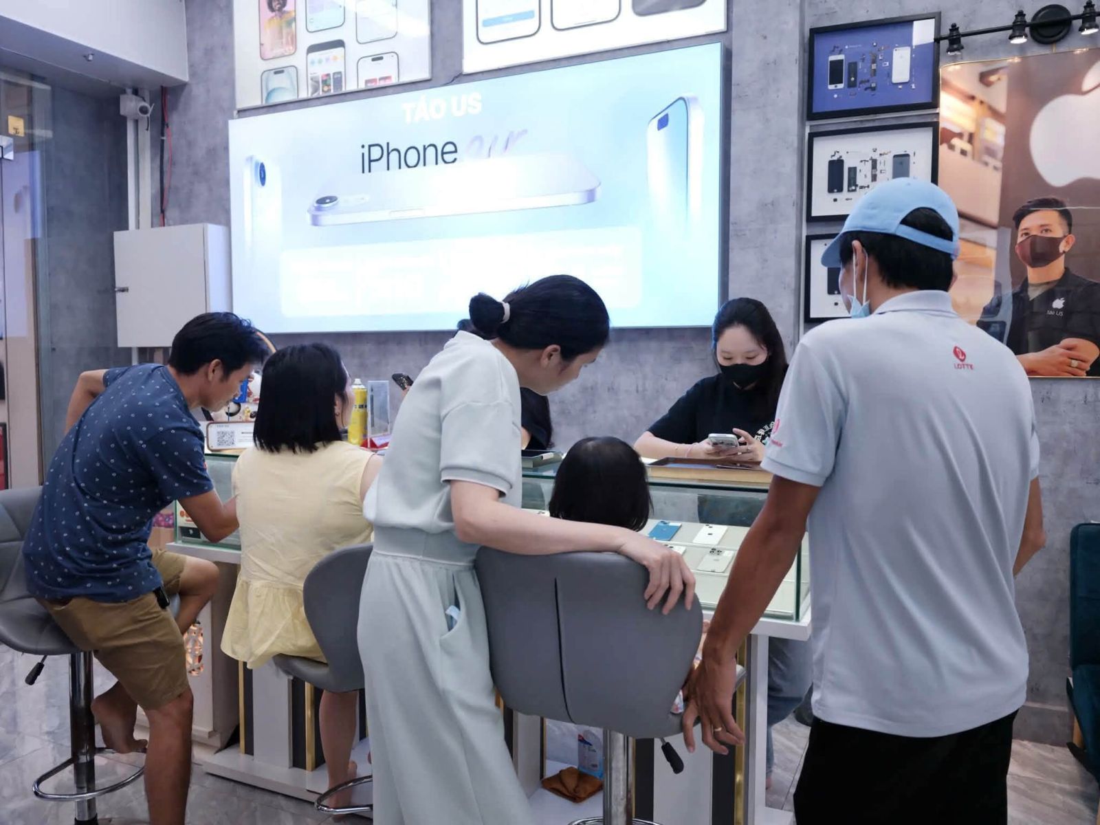 Quầy tư vấn Táo US, nơi bán điện thoại chính hãng Biên Hòa Đồng Nai có cam kết