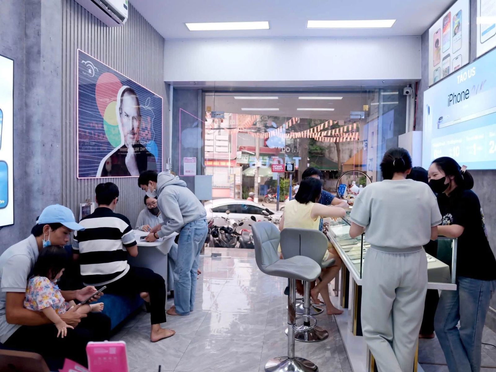 Không gian tư vấn tại cửa hàng Táo US cho khách tìm cửa hàng iPhone uy tín Trảng Bom