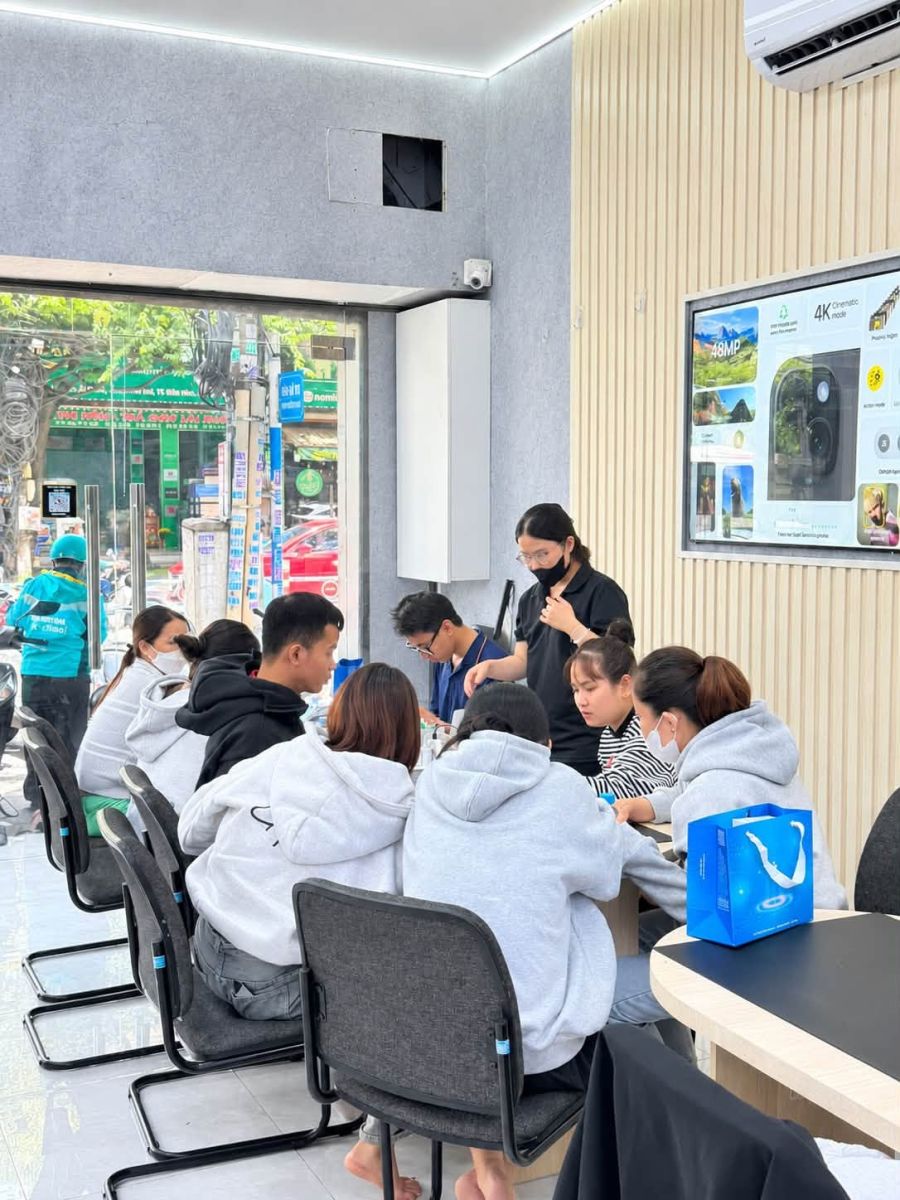 Khách xem sản phẩm tại Táo US, nơi tư vấn iPhone cho khách Trảng Bom