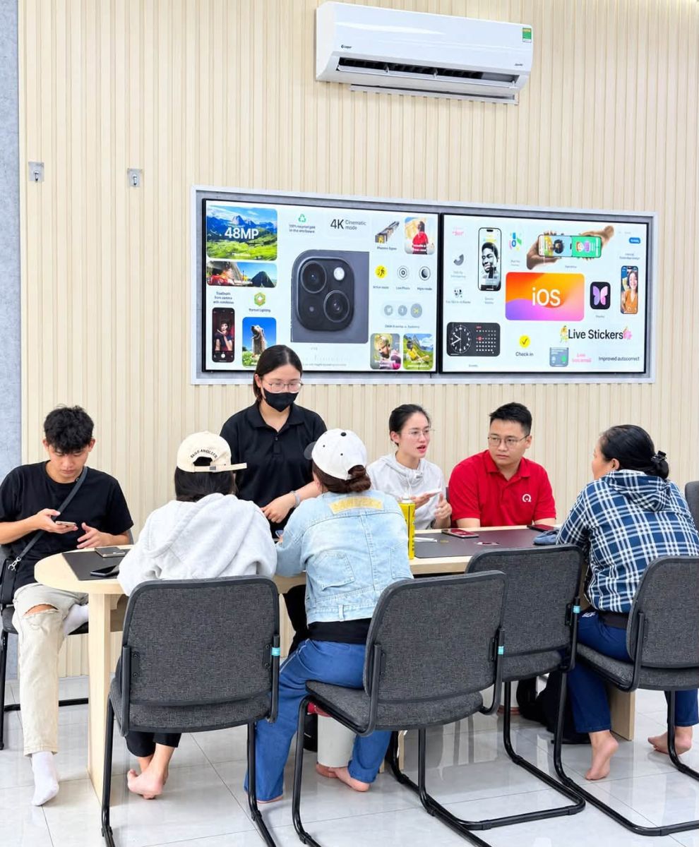 Khu vực trưng bày tại cửa hàng Táo US cho khách tìm cửa hàng iPhone uy tín Trảng Bom