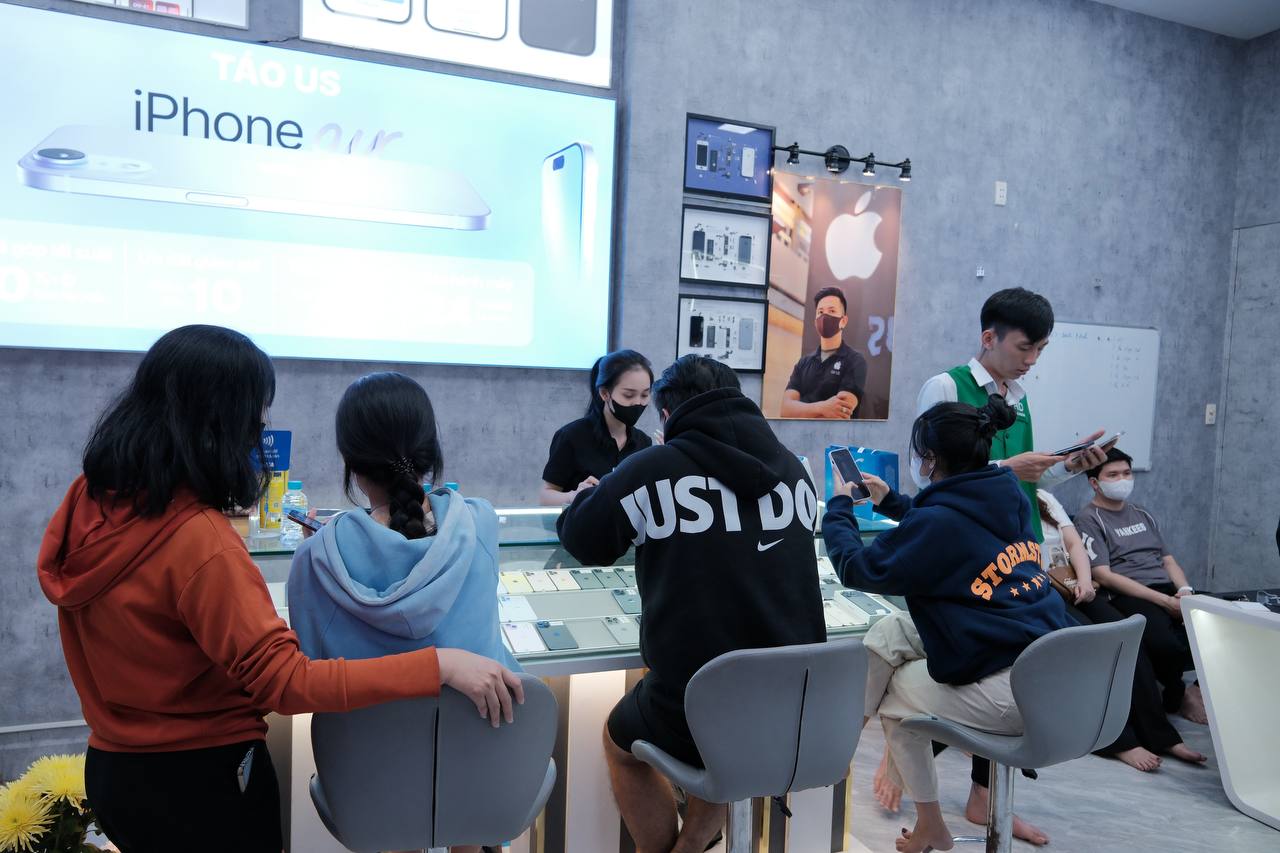 Khách đông tại Táo US, nơi có thể yêu cầu cam kết khi mua iPhone