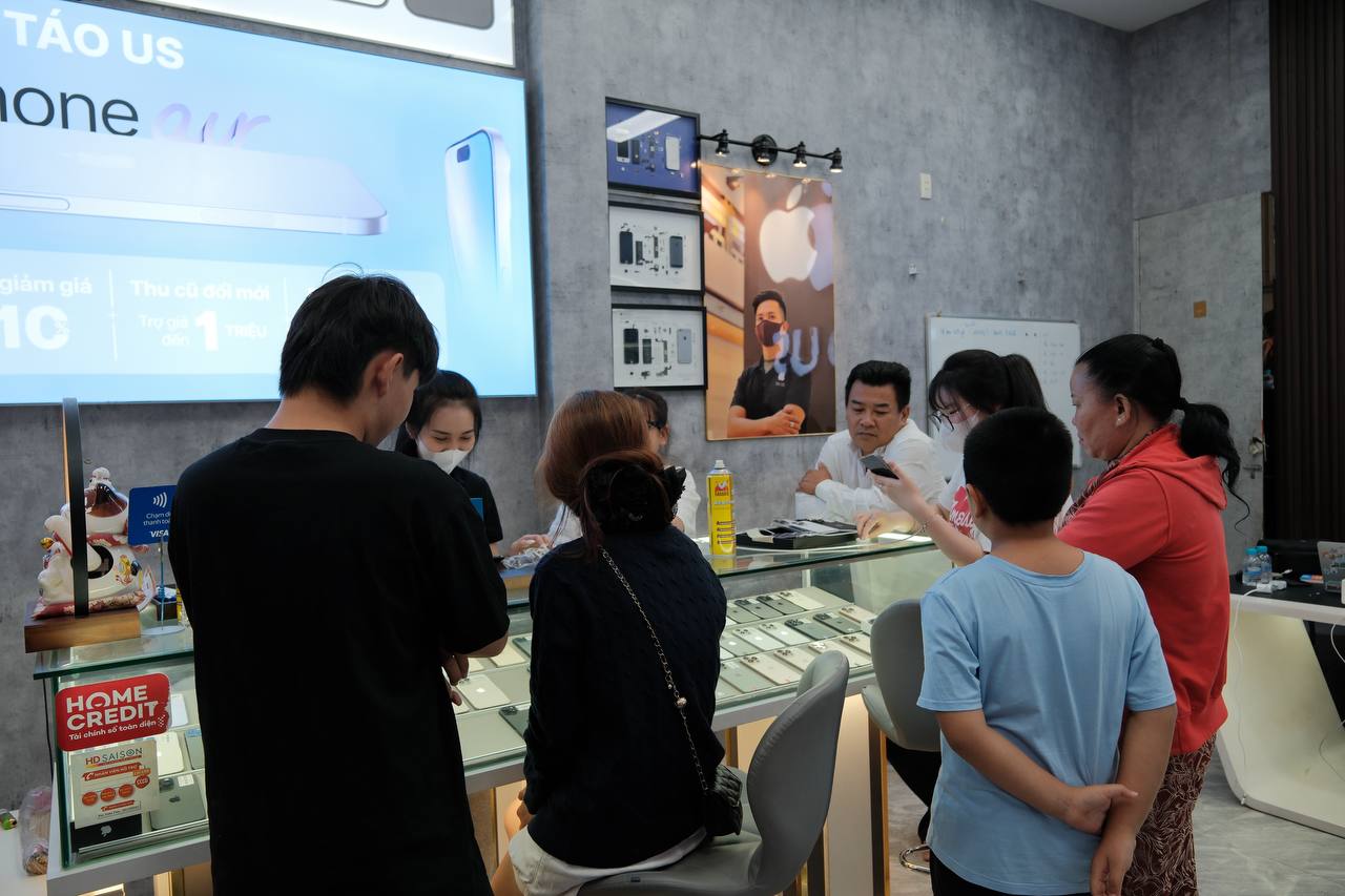 Khách xem máy và nhận tư vấn sau khi có cam kết khi mua iPhone
