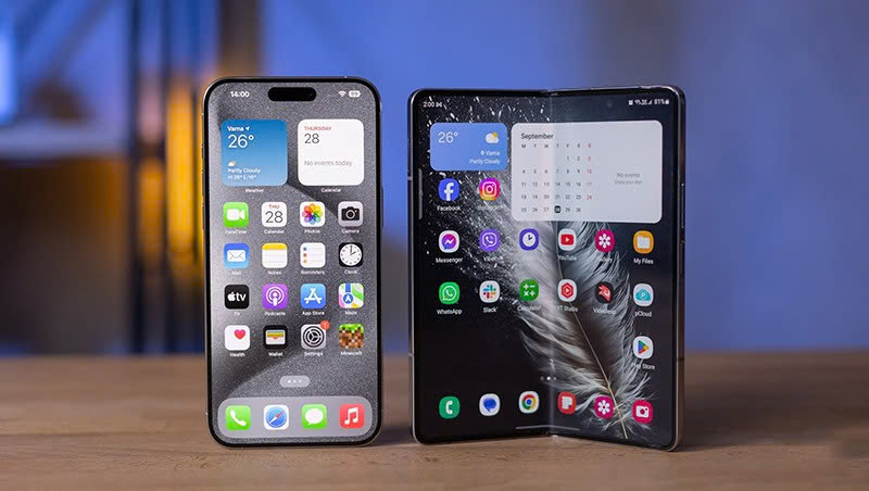 So sánh iPhone Fold và Samsung Fold