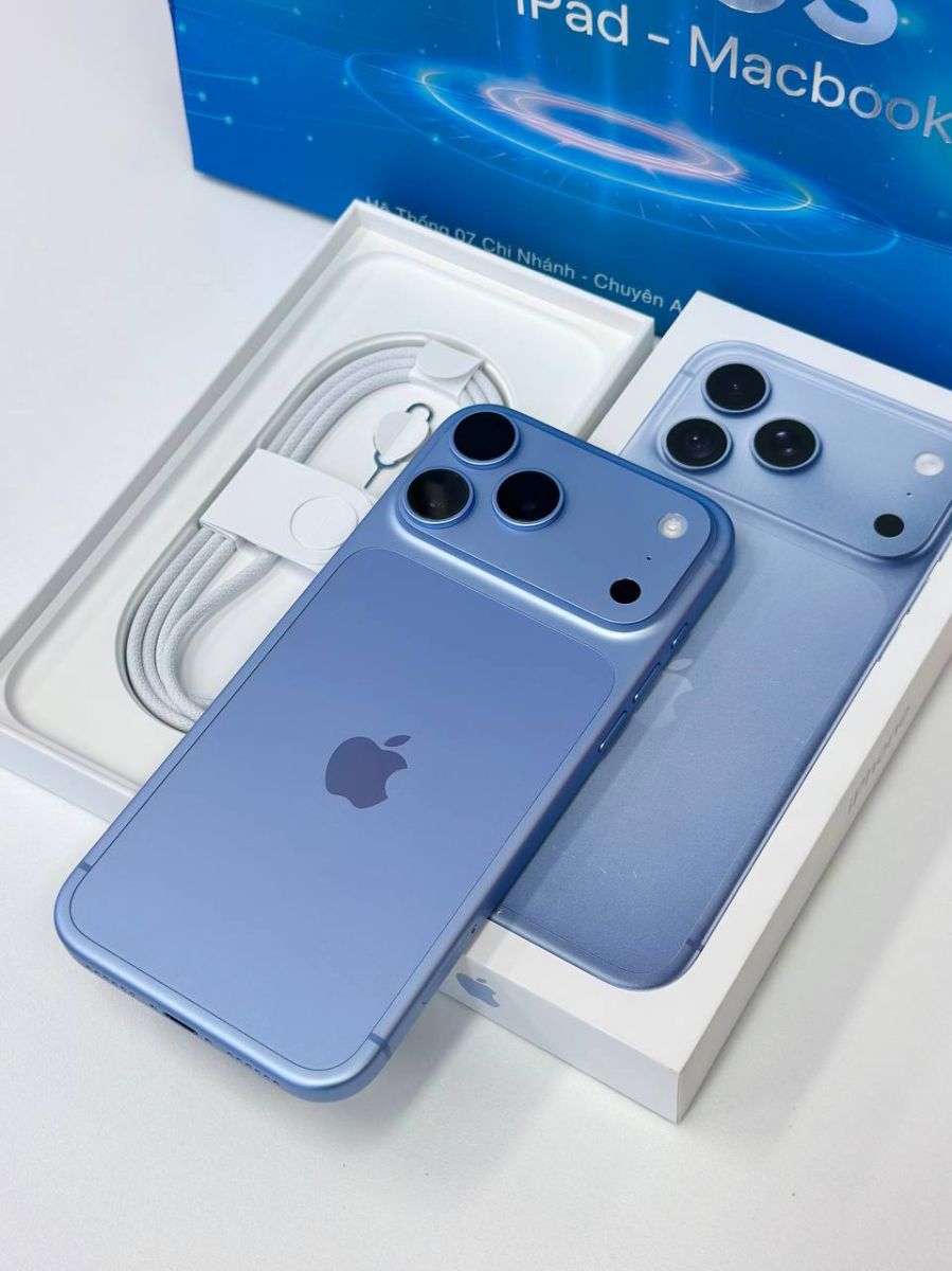 iPhone 18 Pro Max đầu tiên tại Táo US nằm trong hộp cùng dây cáp trắng
