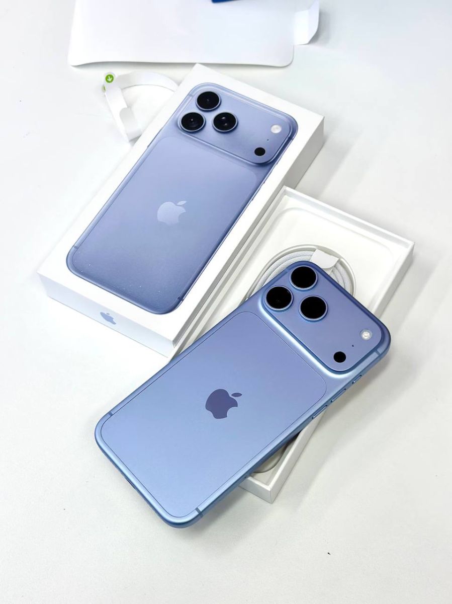 Máy xanh trời đặt trên hộp trắng khi chụp iPhone 18 Pro Max màu xanh trời tại Táo US