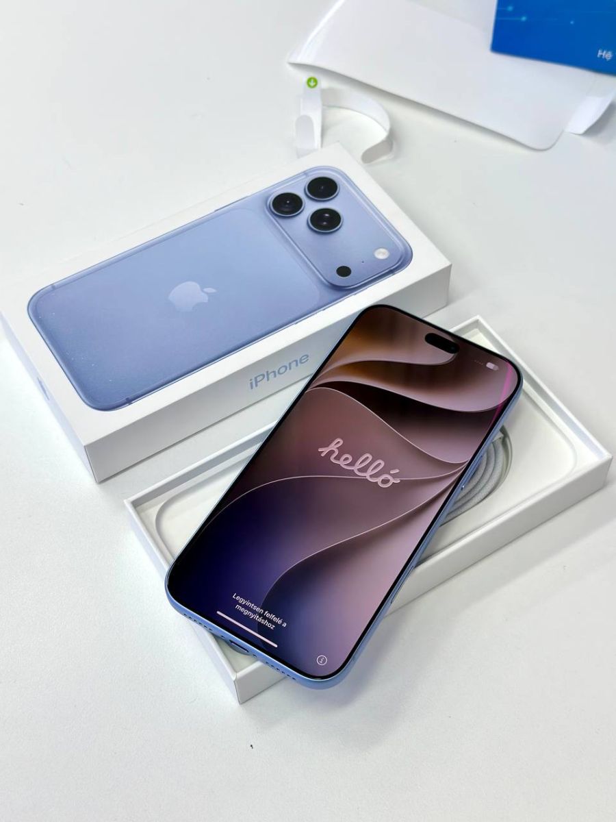 Màn hình sáng của máy bên cạnh iPhone 18 Pro Max màu xanh trời tại Táo US