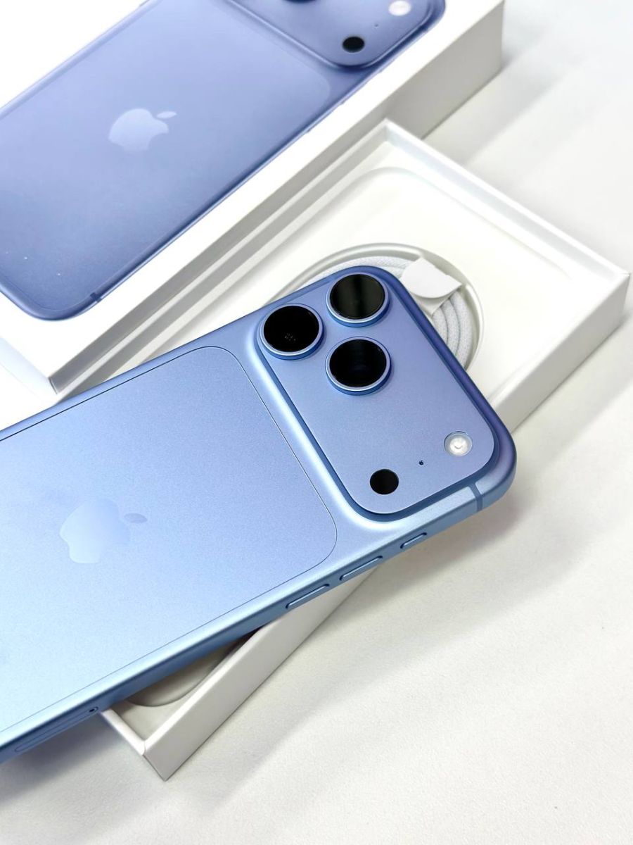 Góc chụp nghiêng của iPhone 18 Pro Max màu xanh trời tại Táo US