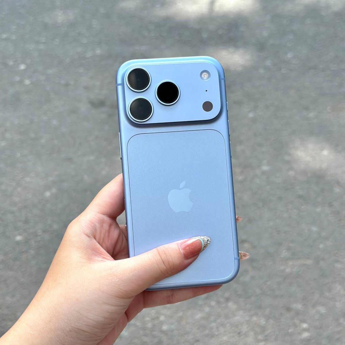 Cầm trên tay iPhone 18 Pro Max đầu tiên tại Táo US ngoài trời