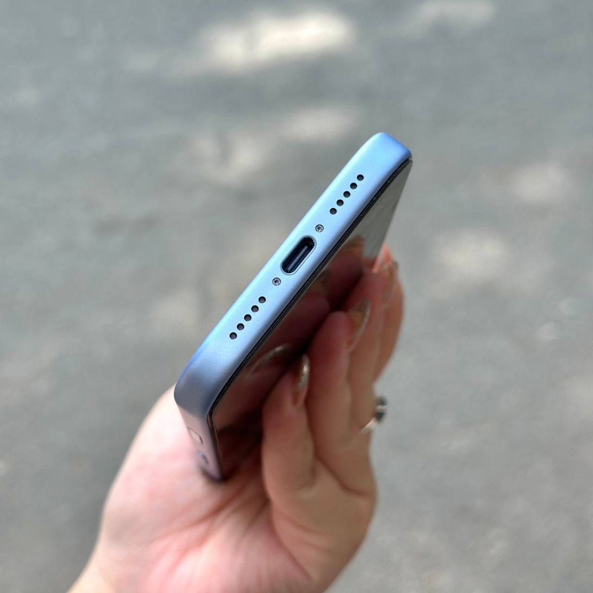 Cạnh dưới và cổng sạc của iPhone 18 Pro Max đầu tiên tại Táo US