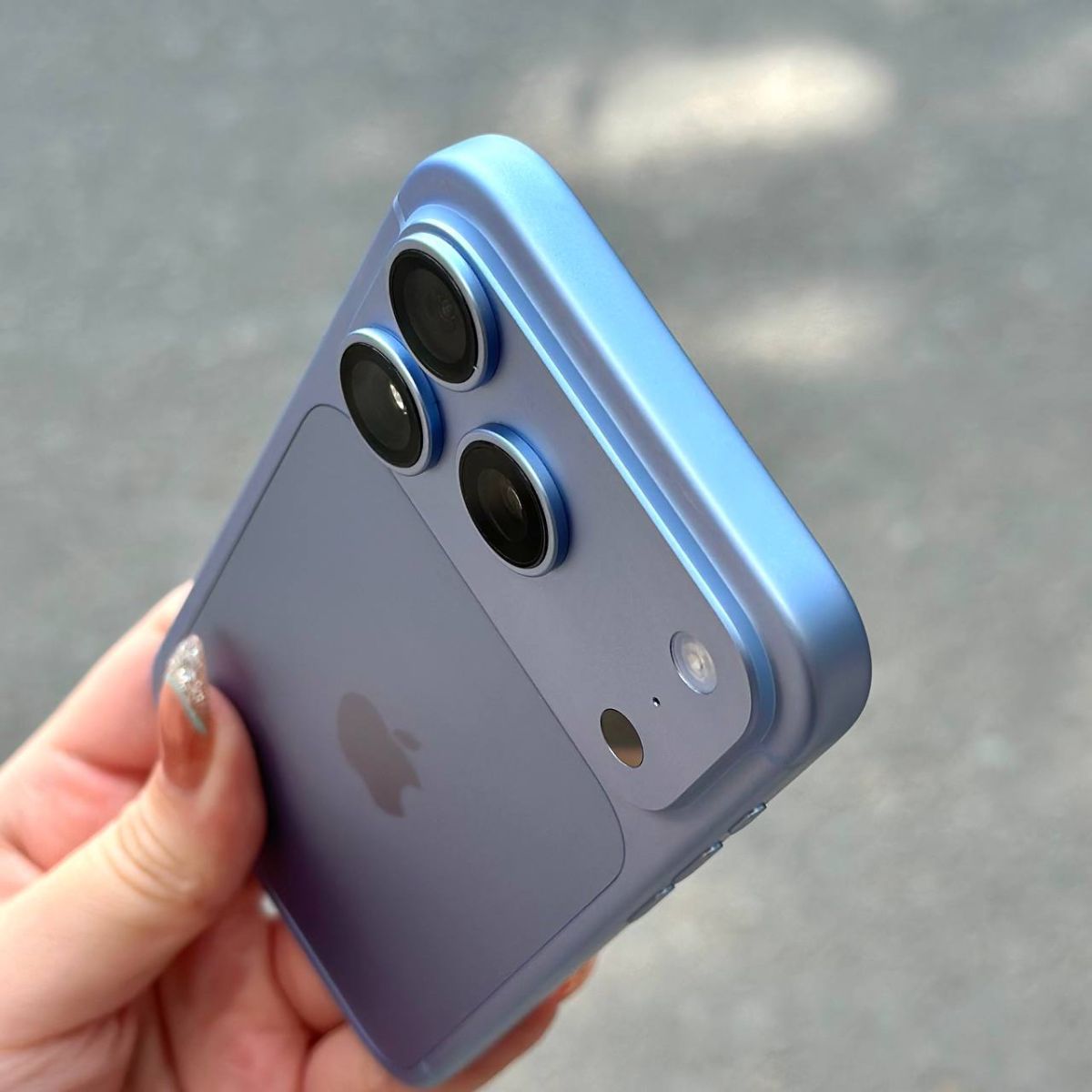 Mặt lưng iPhone 18 Pro Max đầu tiên tại Táo US dưới ánh nắng
