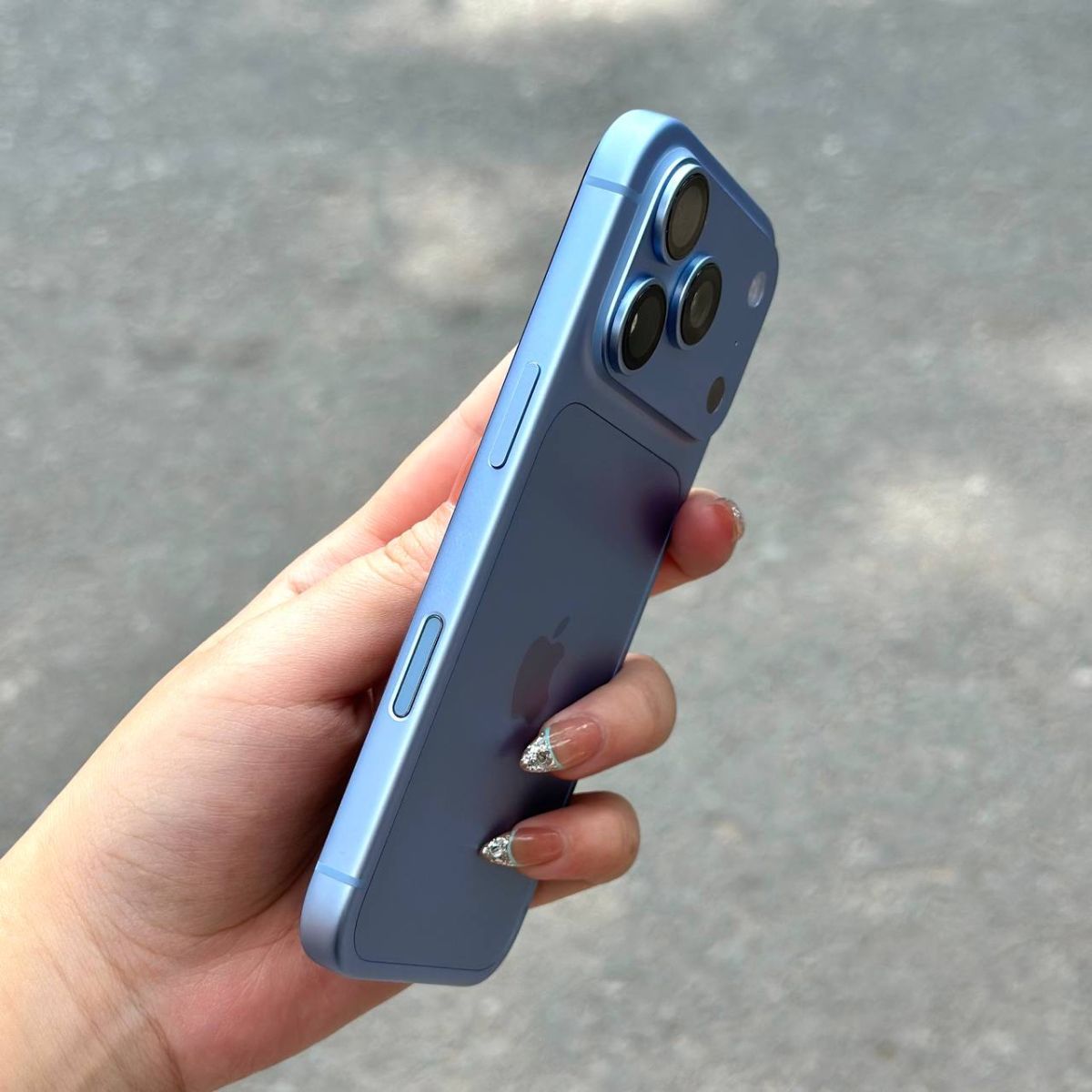 Cạnh bên và nút bấm của iPhone 18 Pro Max đầu tiên tại Táo US