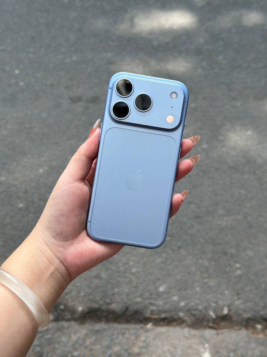 Máy xanh trời trên tay dưới ánh nắng, iPhone 18 Pro Max màu xanh trời tại Táo US