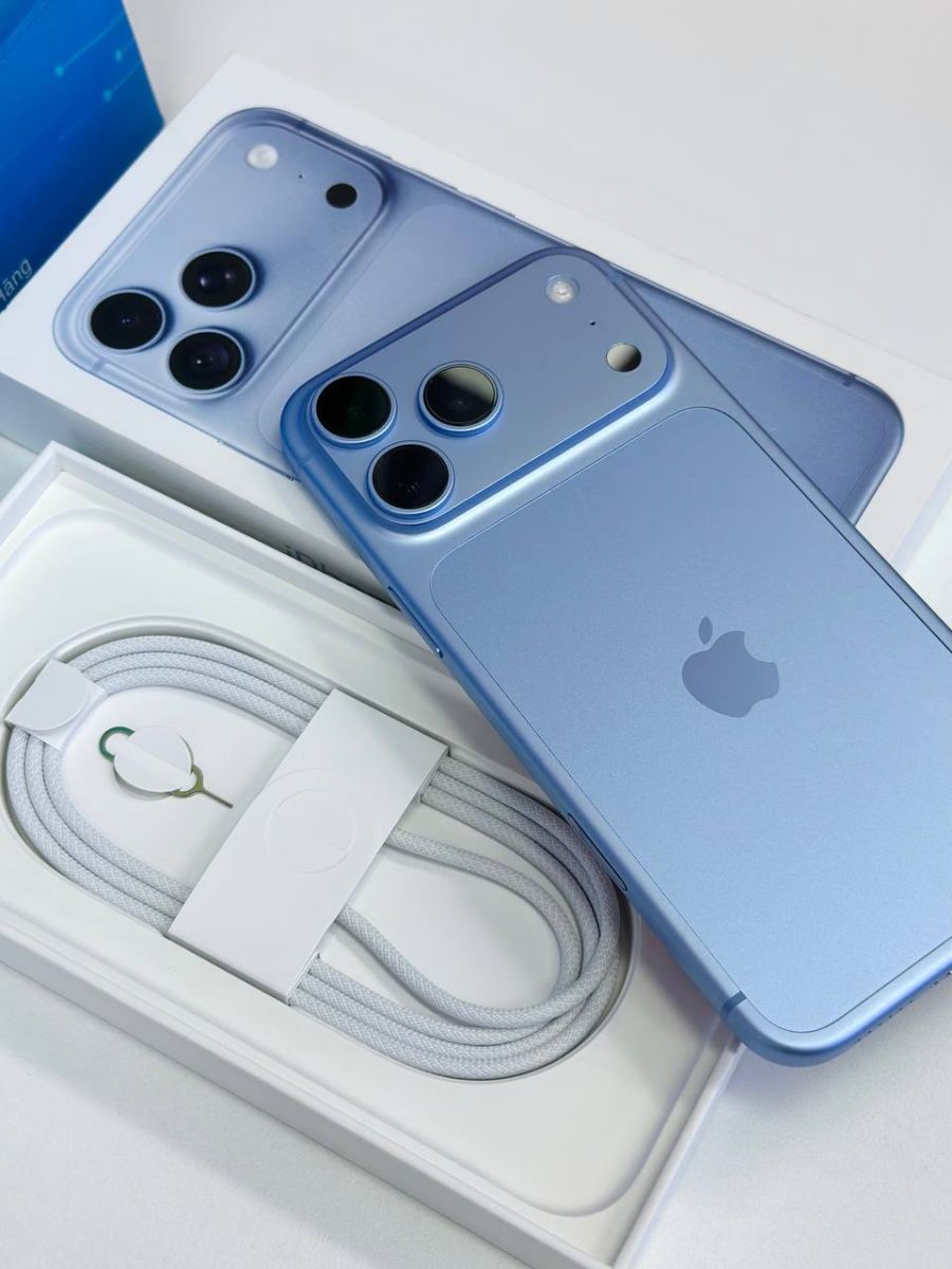 iPhone 18 Pro Max màu xanh trời tại Táo US đặt trên hộp và dây cáp trắng