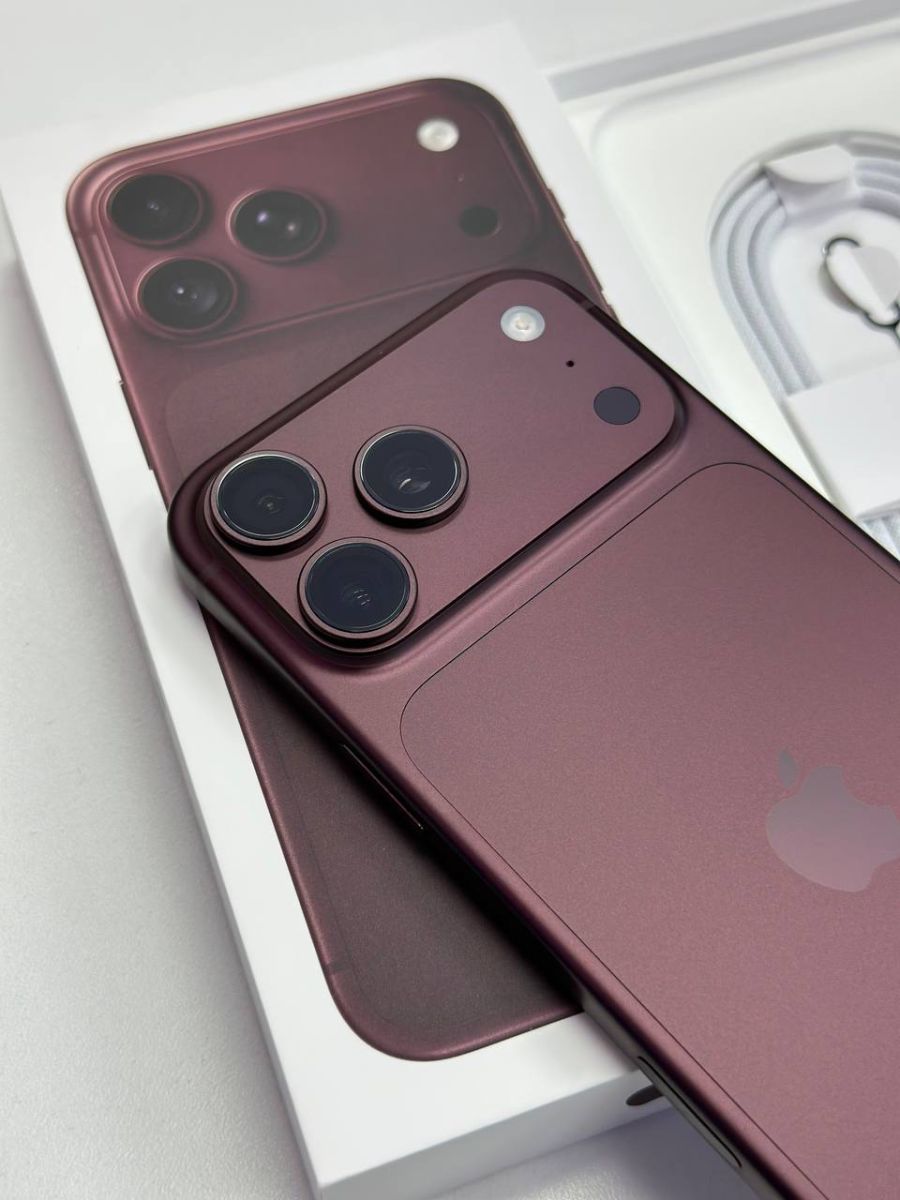 Cụm camera ba ống kính màu đỏ rượu