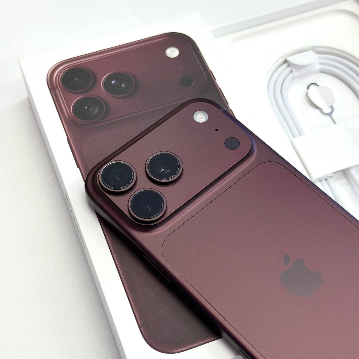 Máy đỏ rượu trên hộp trong buổi đập hộp iPhone 18 Pro Max tại Táo US