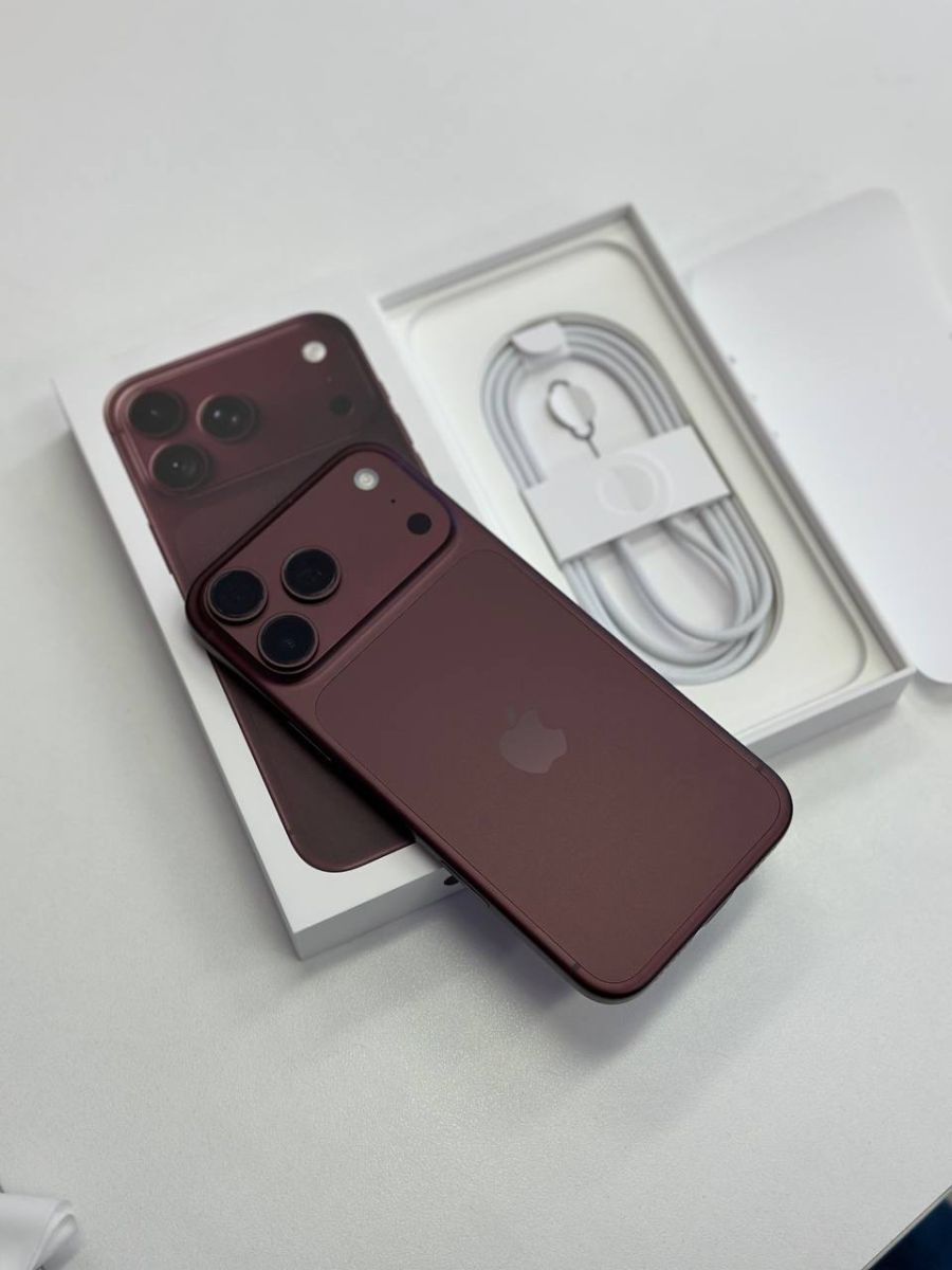Dây cáp và que lấy SIM khi đập hộp iPhone 18 Pro Max tại Táo US