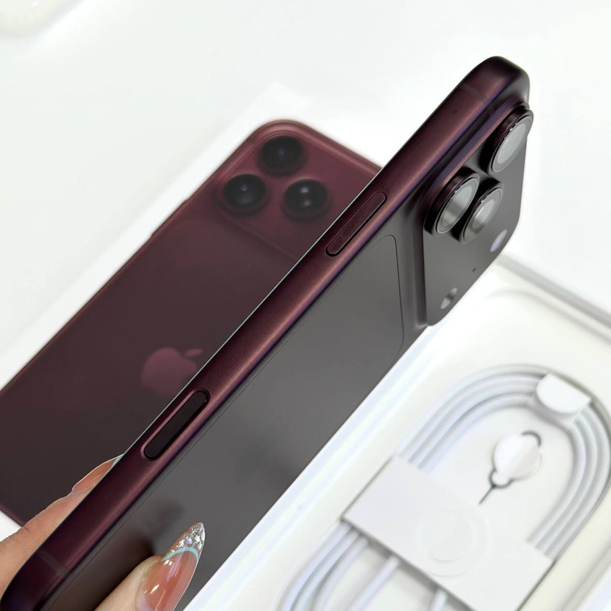 Cạnh nút bấm của iPhone 18 Pro Max màu đỏ rượu tại Táo US