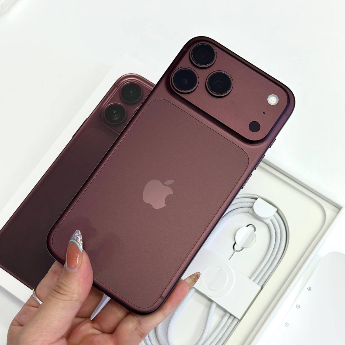 Mặt lưng máy đỏ rượu sau khi đập hộp iPhone 18 Pro Max tại Táo US
