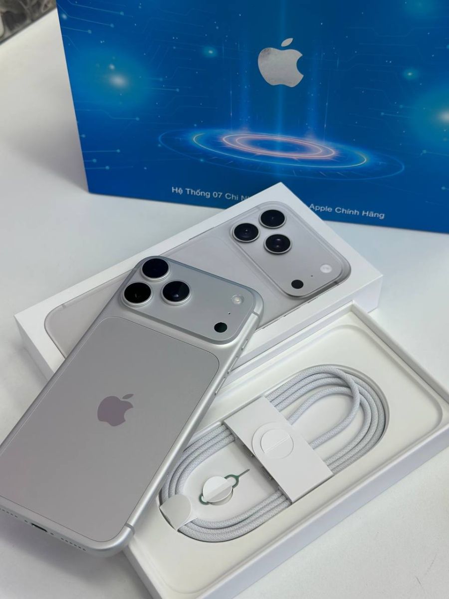 iPhone 18 Pro Max màu bạc tại Táo US đặt cạnh hộp và túi Táo US