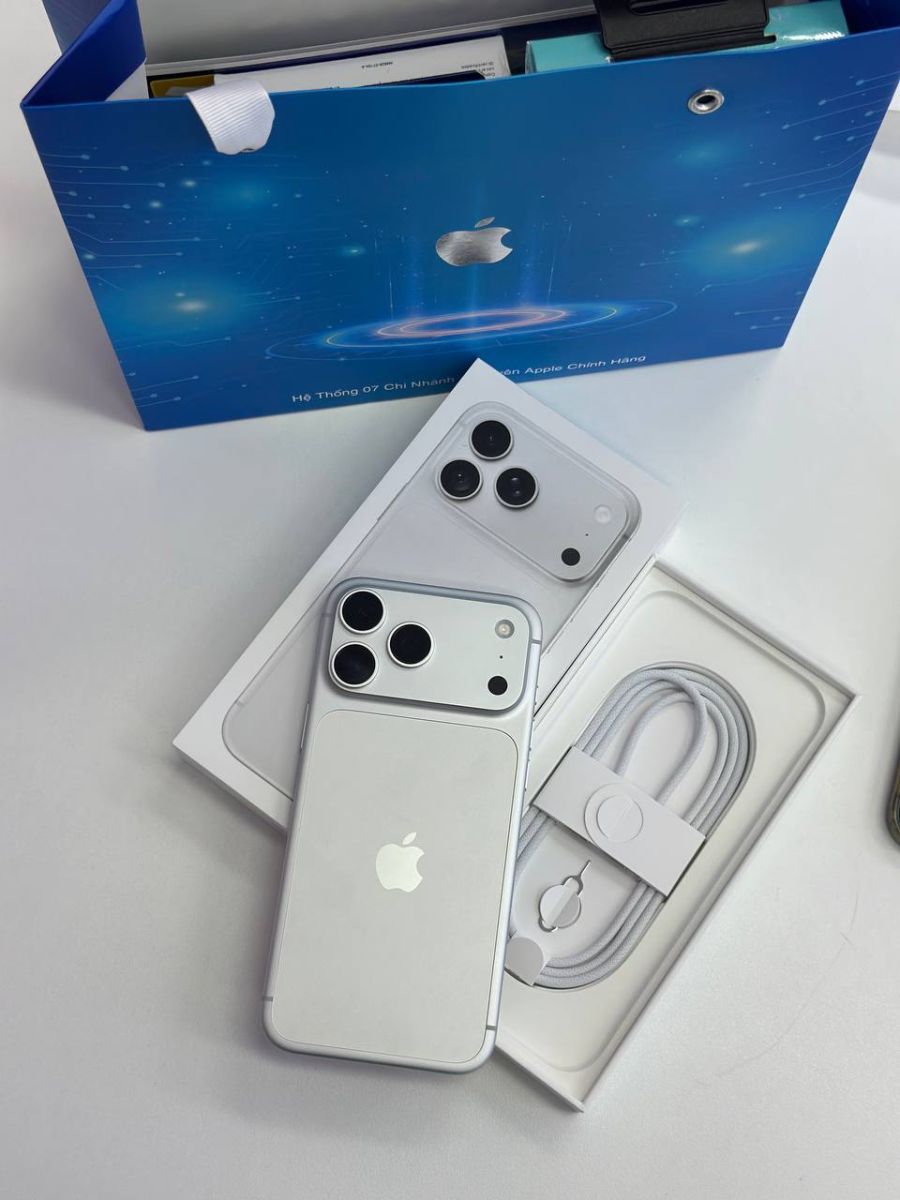 Mặt lưng bạc nhìn từ trên xuống, iPhone 18 Pro Max màu bạc tại Táo US