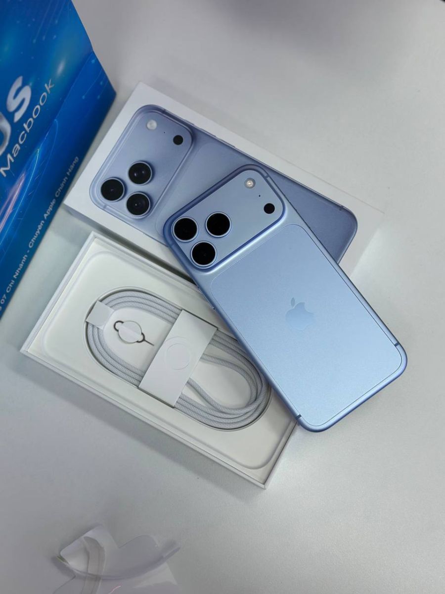 Mặt lưng iPhone 18 Pro Max màu xanh trời tại Táo US cạnh túi Táo US