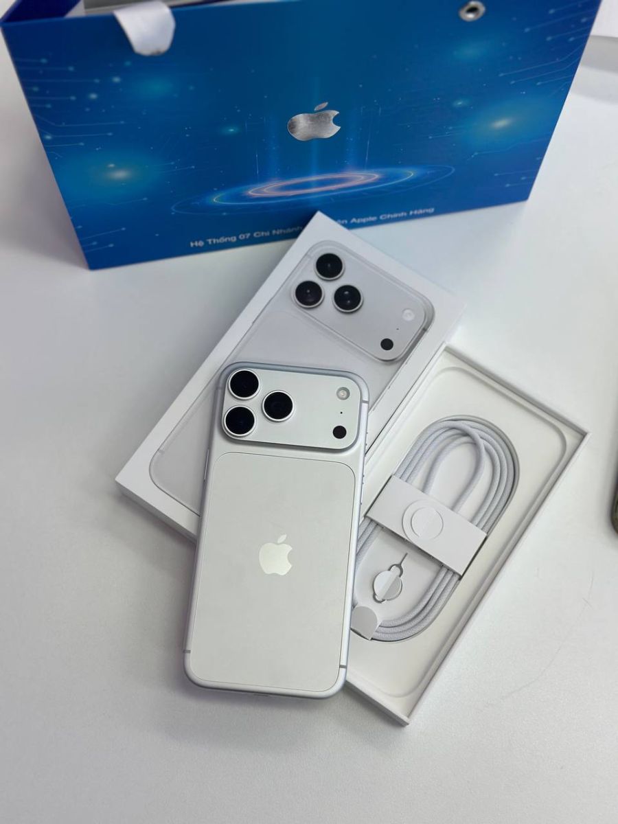 Hai chiếc máy bạc cạnh khay phụ kiện