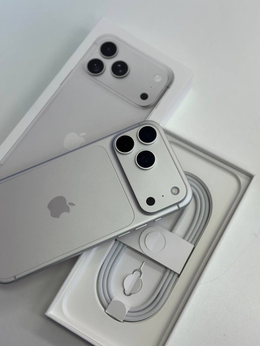 Tông bạc của iPhone 18 Pro Max đầu tiên tại Táo US trên bàn trưng bày