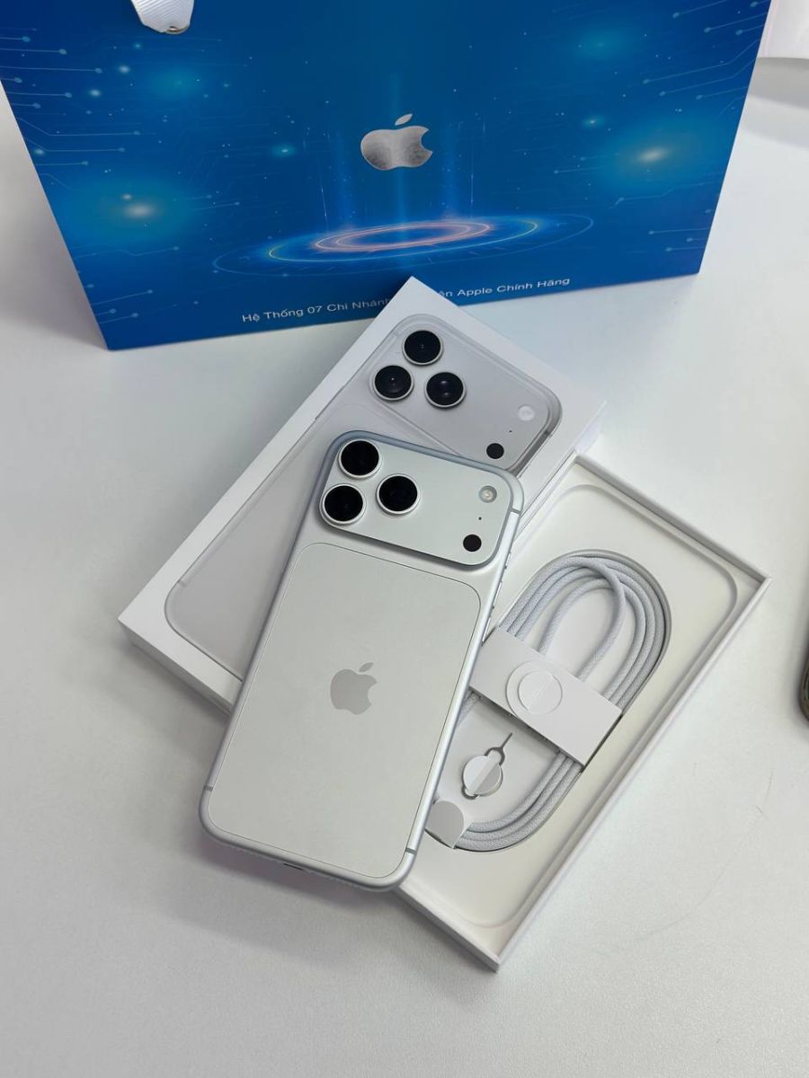 Máy màu bạc sau khi khui seal cạnh túi Táo US