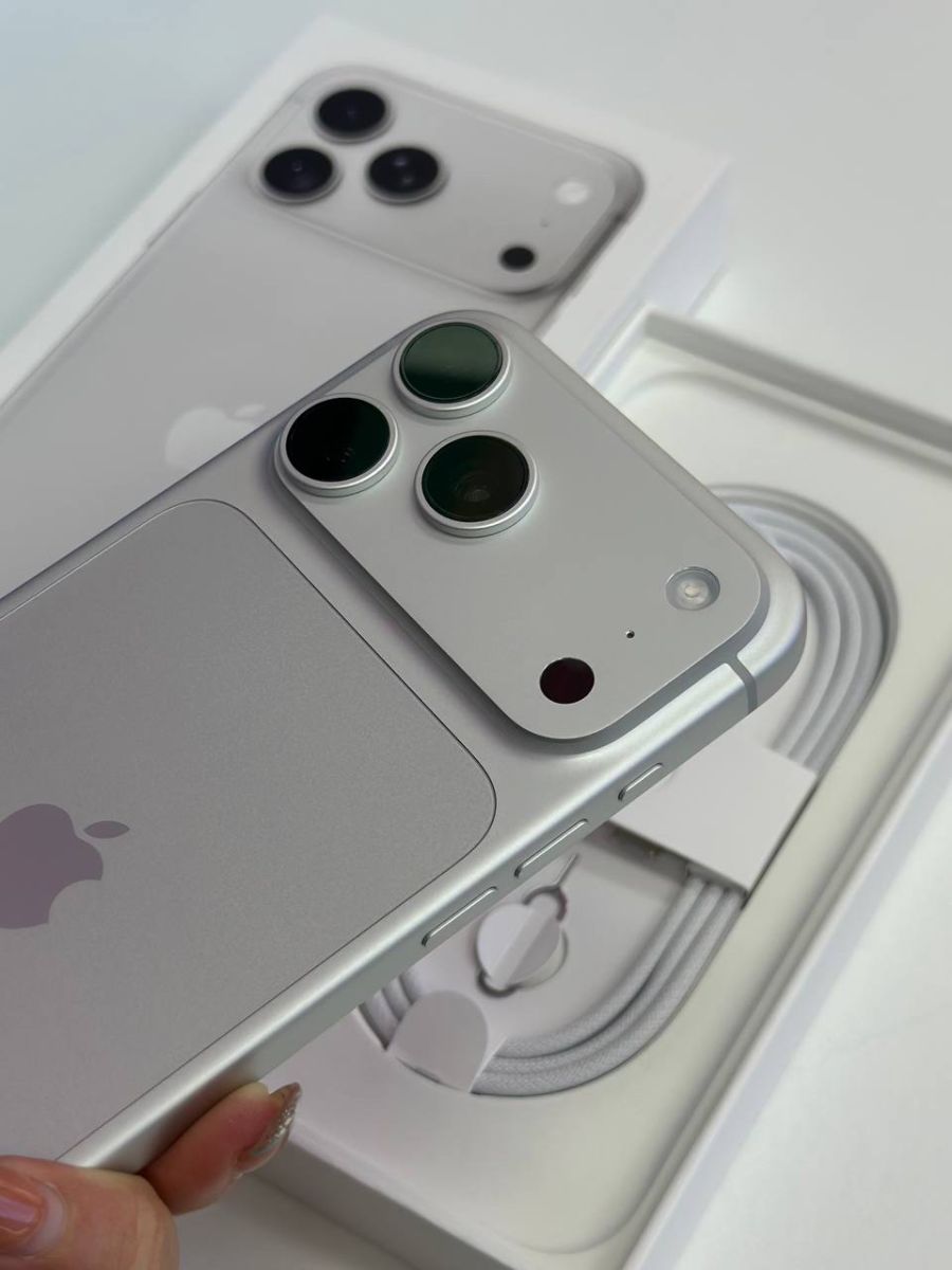 Cụm camera của máy màu bạc