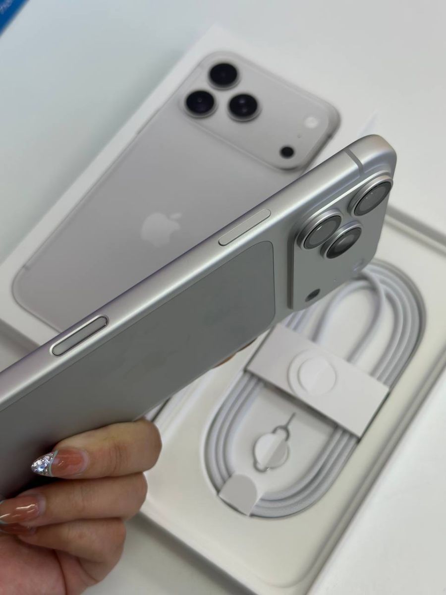 Cụm camera ba ống kính của iPhone 18 Pro Max màu bạc tại Táo US