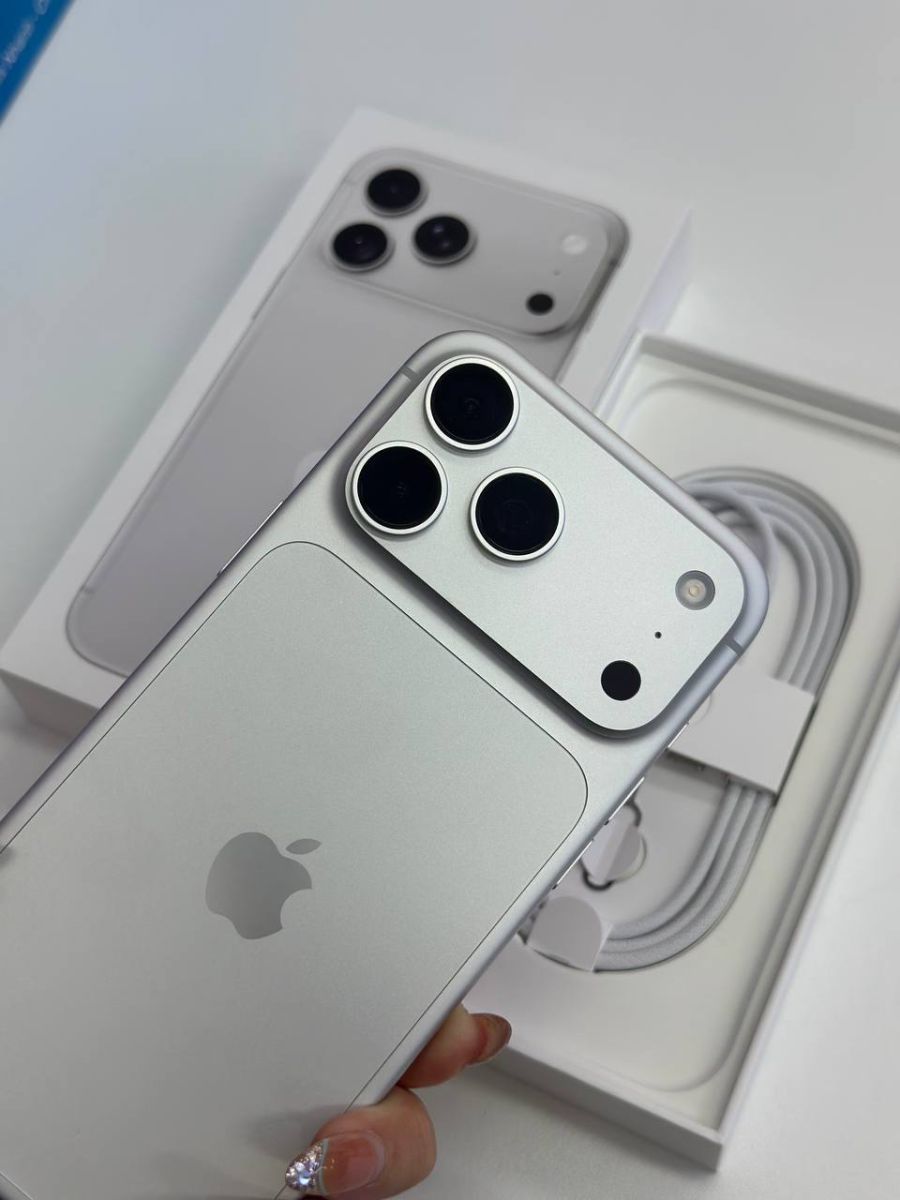 Khách quan sát máy khi khui seal iPhone 18 Pro Max tại Táo US