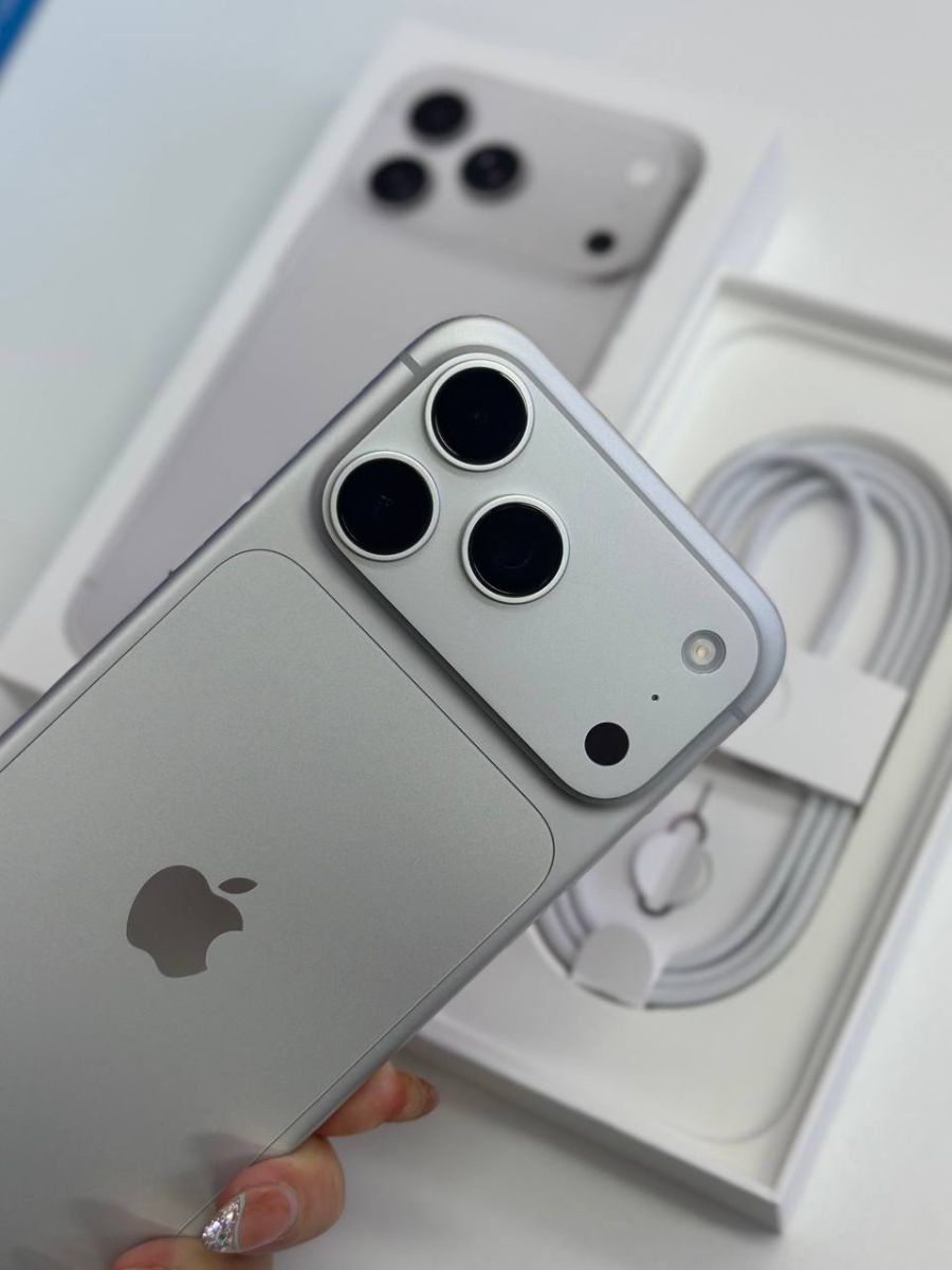 Cận cảnh logo và mặt lưng iPhone 18 Pro Max màu bạc tại Táo US