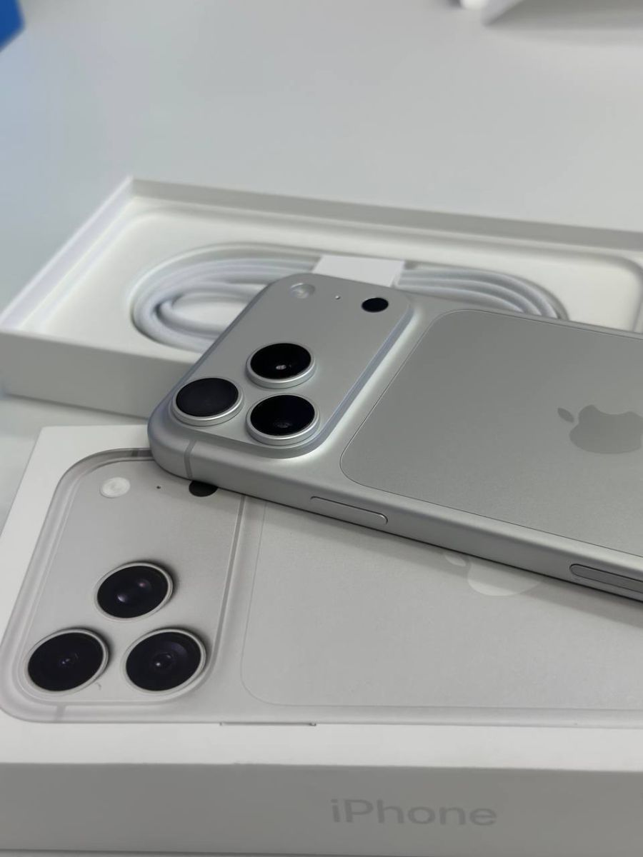 Quầy tư vấn khi khui seal iPhone 18 Pro Max tại Táo US