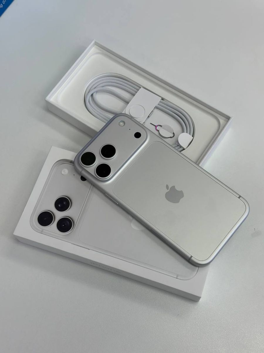 Hộp máy và dây cáp khi khui seal iPhone 18 Pro Max tại Táo US