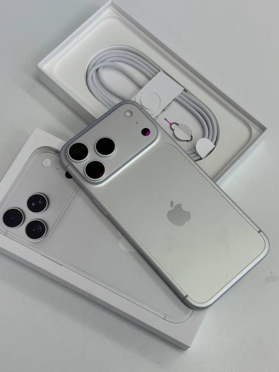 Máy bạc đặt chéo trên hộp, iPhone 18 Pro Max màu bạc tại Táo US
