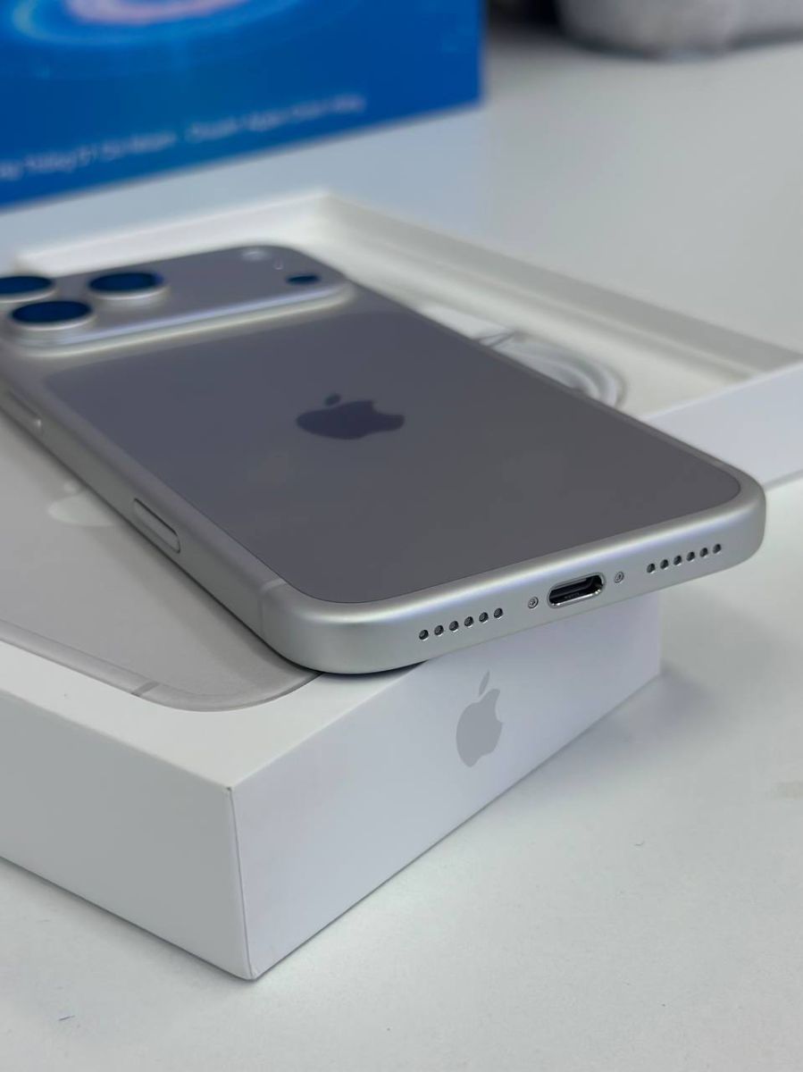 Cổng sạc ở cạnh dưới máy màu bạc