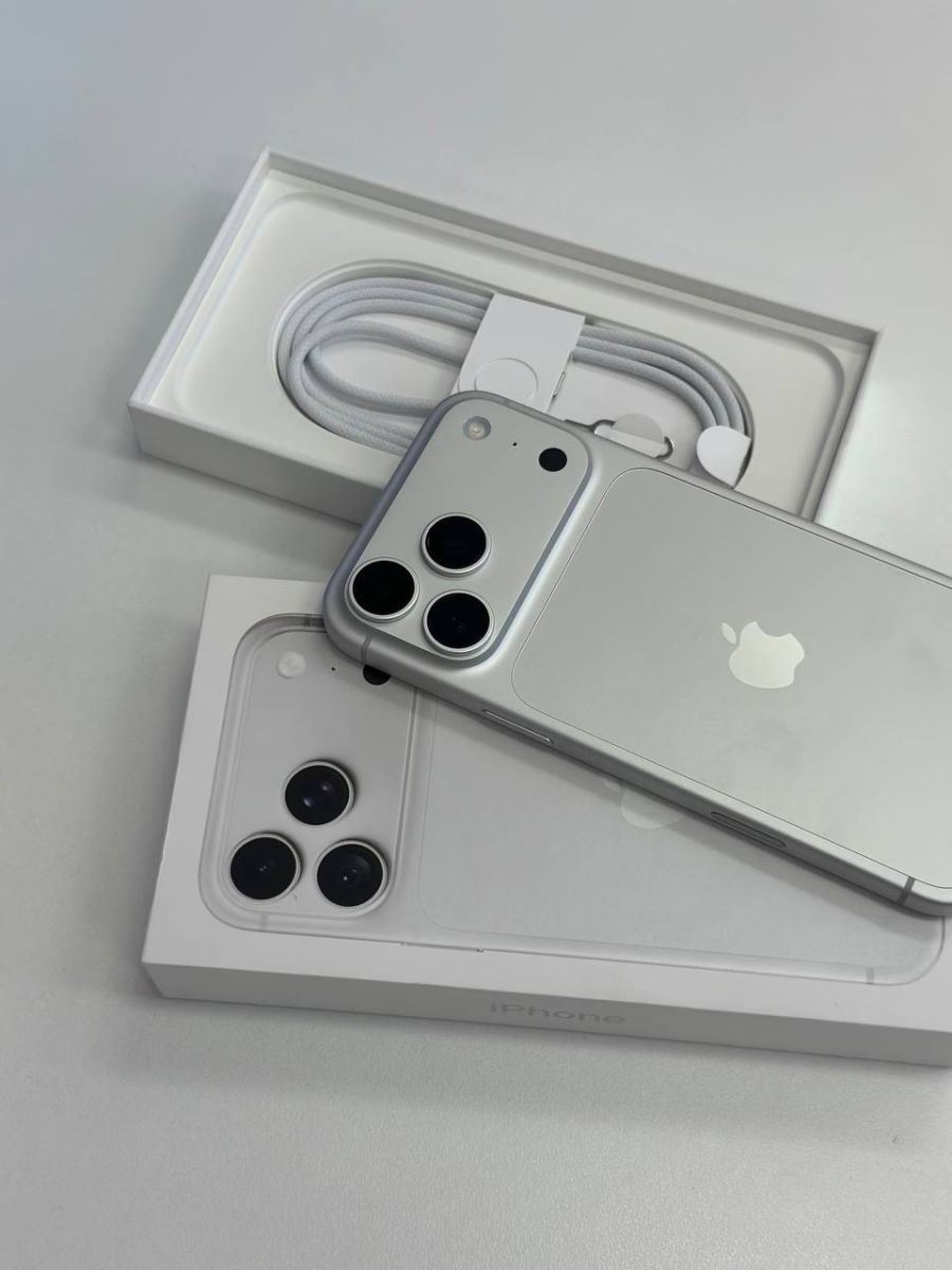 Góc nghiêng nhìn rõ cụm camera của máy bạc