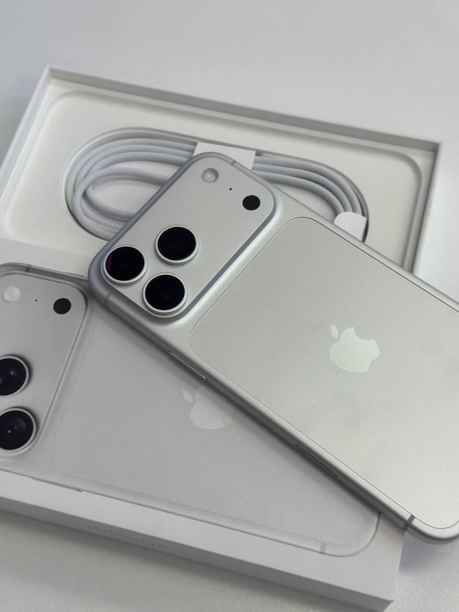 Mặt lưng bạc và cụm camera sau khi khui seal