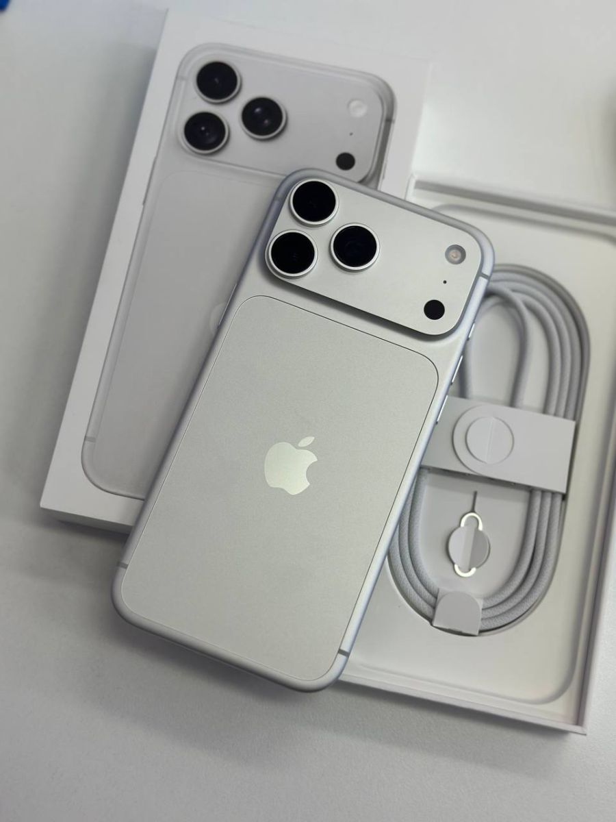 Máy bạc đặt trên hộp cạnh que lấy SIM, iPhone 18 Pro Max màu bạc tại Táo US