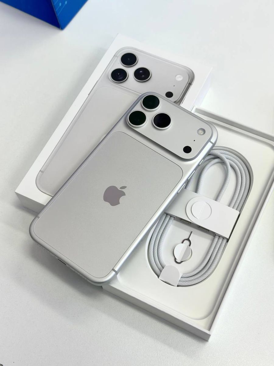 Mặt lưng bạc trong ảnh chụp chéo, iPhone 18 Pro Max màu bạc tại Táo US